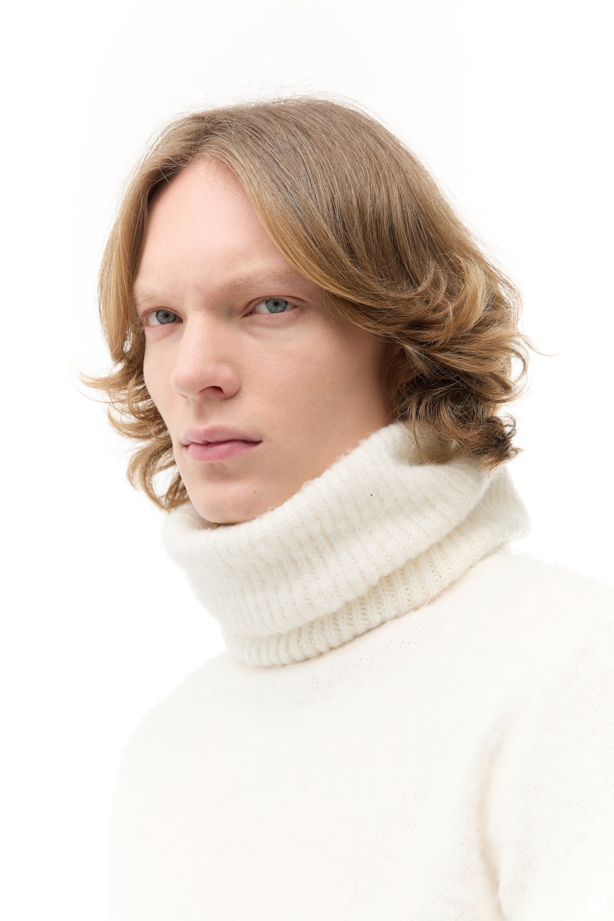 White Fitted Turtleneck Sweater in Cashmere — side view