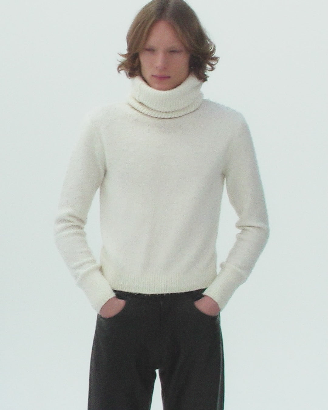 WHITE FITTED TURTLENECK SWEATER IN CASHMERE