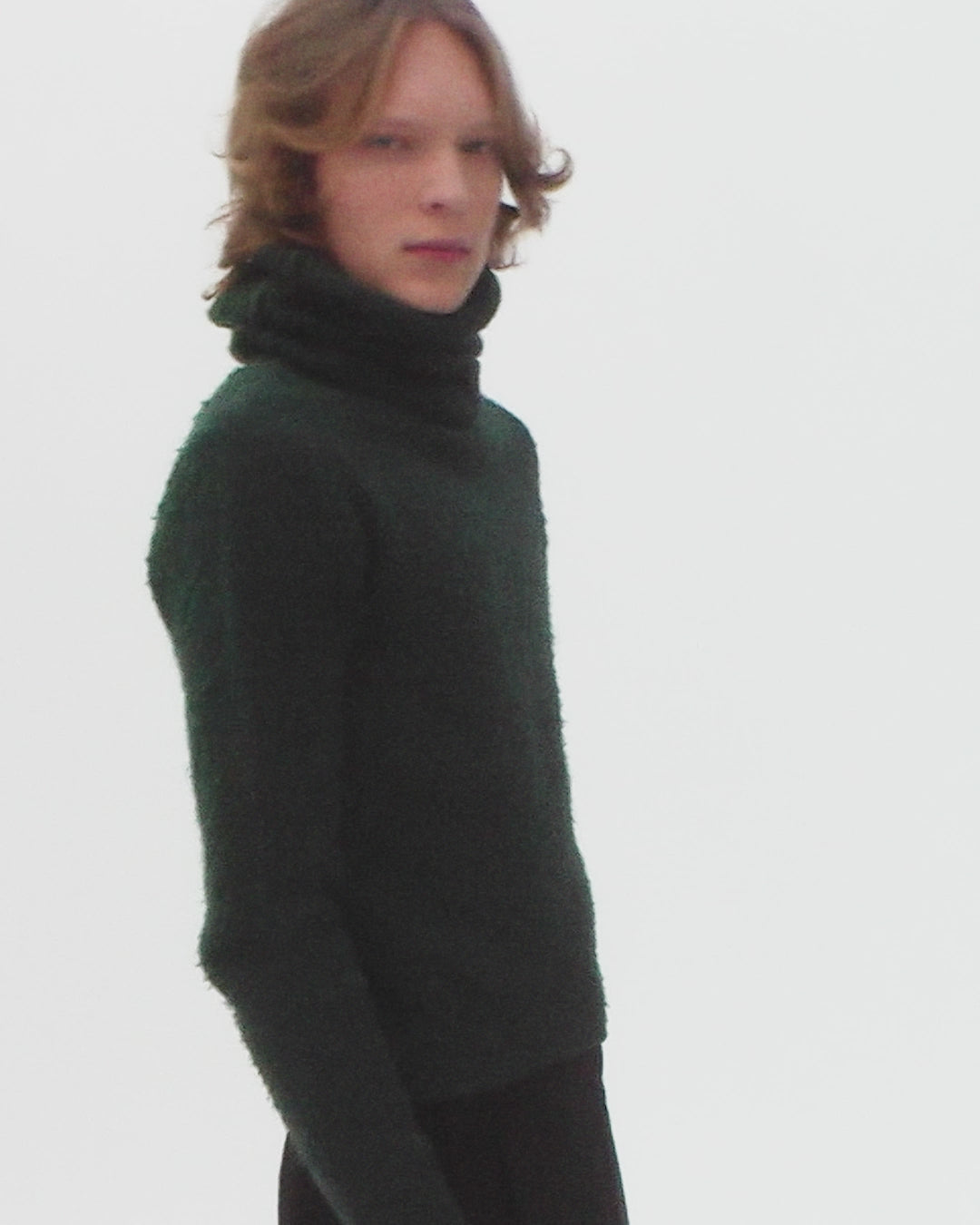 GREEN FITTED TURTLENECK SWEATER IN CASHMERE